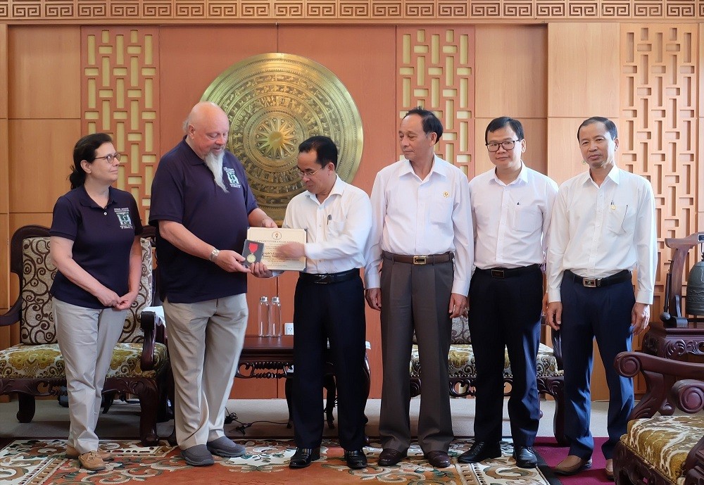 Vice Chairman of the Provincial People's Committee Tran Anh Tuan wished that VVA would continue to support Quang Nam in implementing humanitarian programs. Photo: Quang Nam newspaper