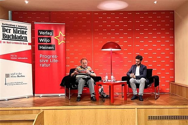 German journalist Hellmut Kapfenberger (left) at the launching ceremony of the book. (Photo: VNA)