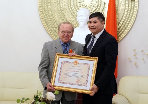 Vietnamese Ambassador to Germany Doan Xuan Hung (R) presents the Friendship Order to Hellmut Kapfenberger in 2017. Photo: VNA