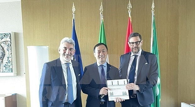 Vietnamese Ambassador to Italy Duong Hai Hung (C) and Vice President of the Lombardy region Marco Alparone (R). (Photo: VNA)