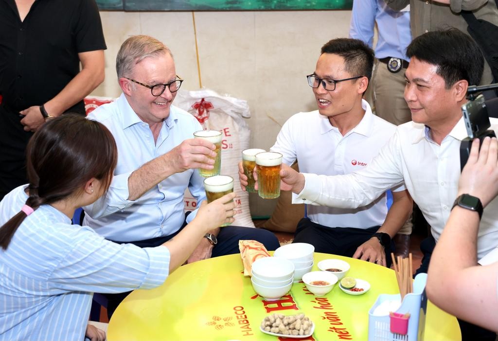 Australian PM Gets A Taste of Vietnamese Beer, Banh Mi