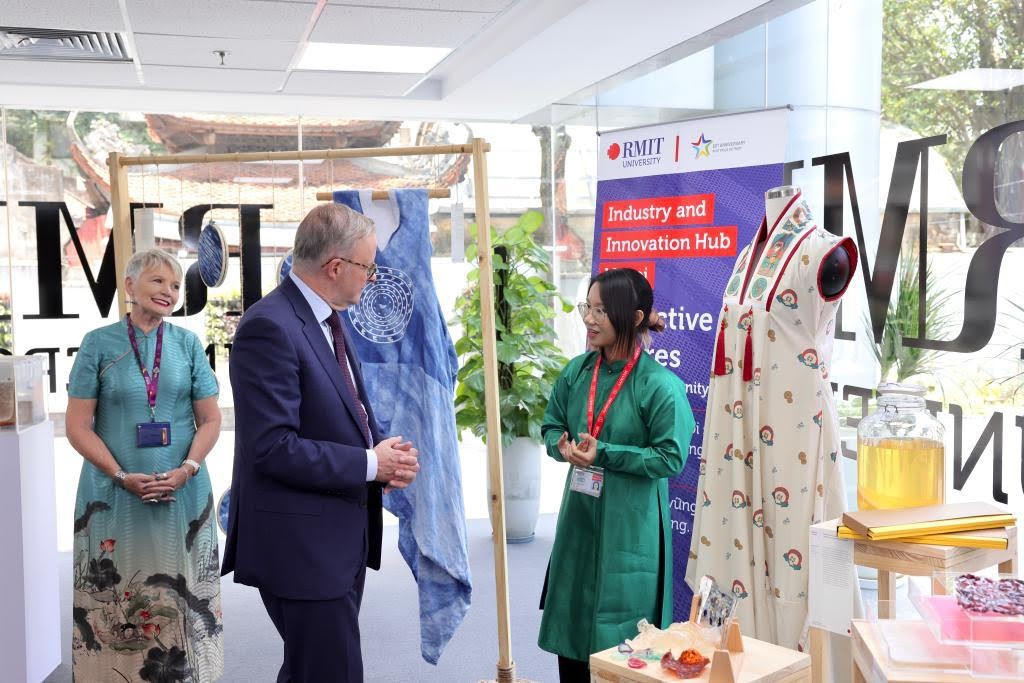 The first stop was at RMIT University Vietnam – the first Australian University in Vietnam – where the Prime Minister launched RMIT’s new Hanoi Industry and Innovation Hub and heard about their A$250 million strategic investment in Vietnam. 