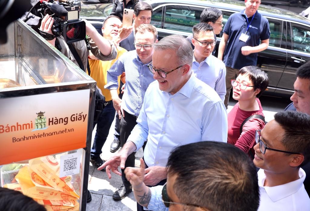 Australian PM Gets A Taste of Vietnamese Beer, Banh Mi