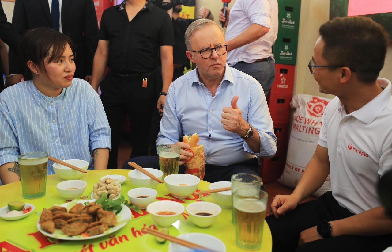 australian pm gets a taste of vietnamese beer banh mi
