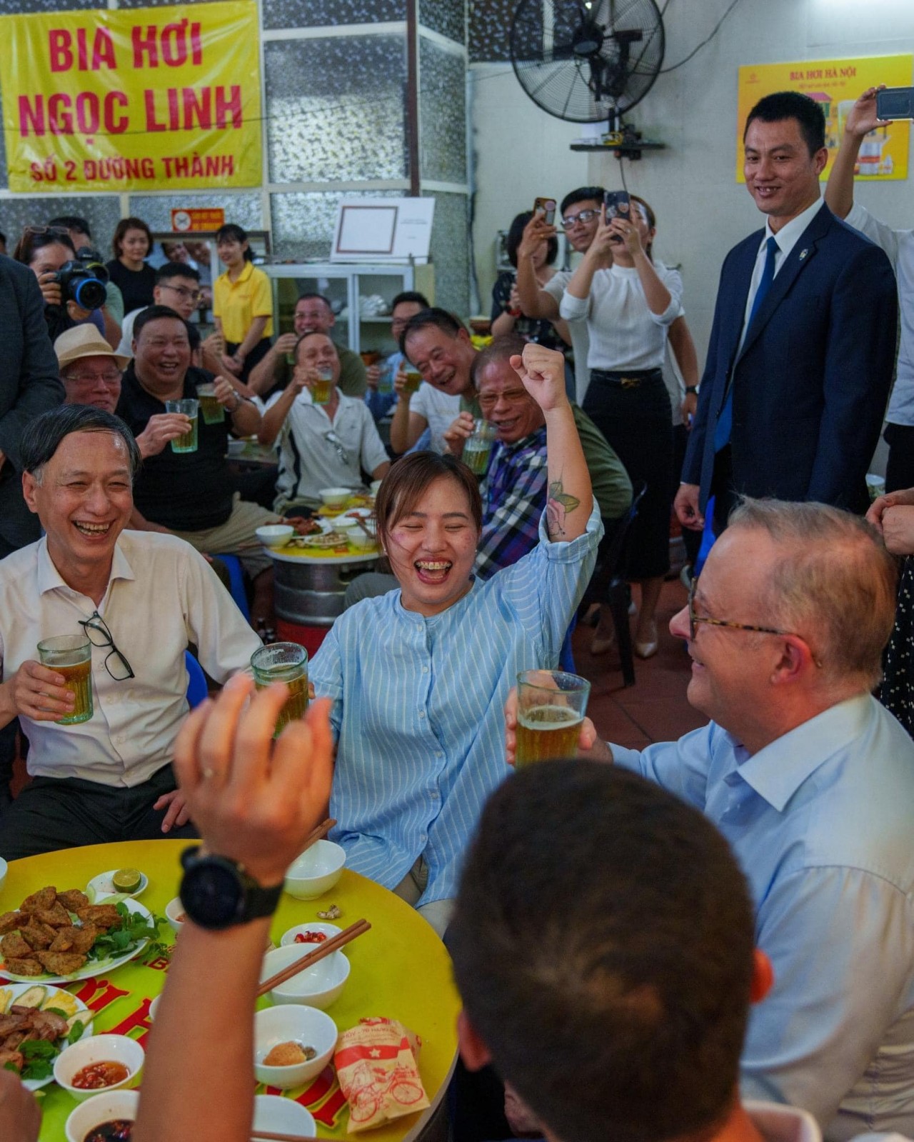 Australian Prime Minister Anthony Albanese enjoys locally brewed beer (bia hoi) with young people. Photo: Thanh Nien newspaper