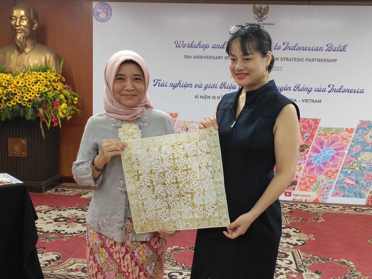 vietnamese youths experience wax drawing on batik fabric