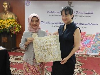 Vietnamese Youths Experience Wax Drawing on Batik Fabric