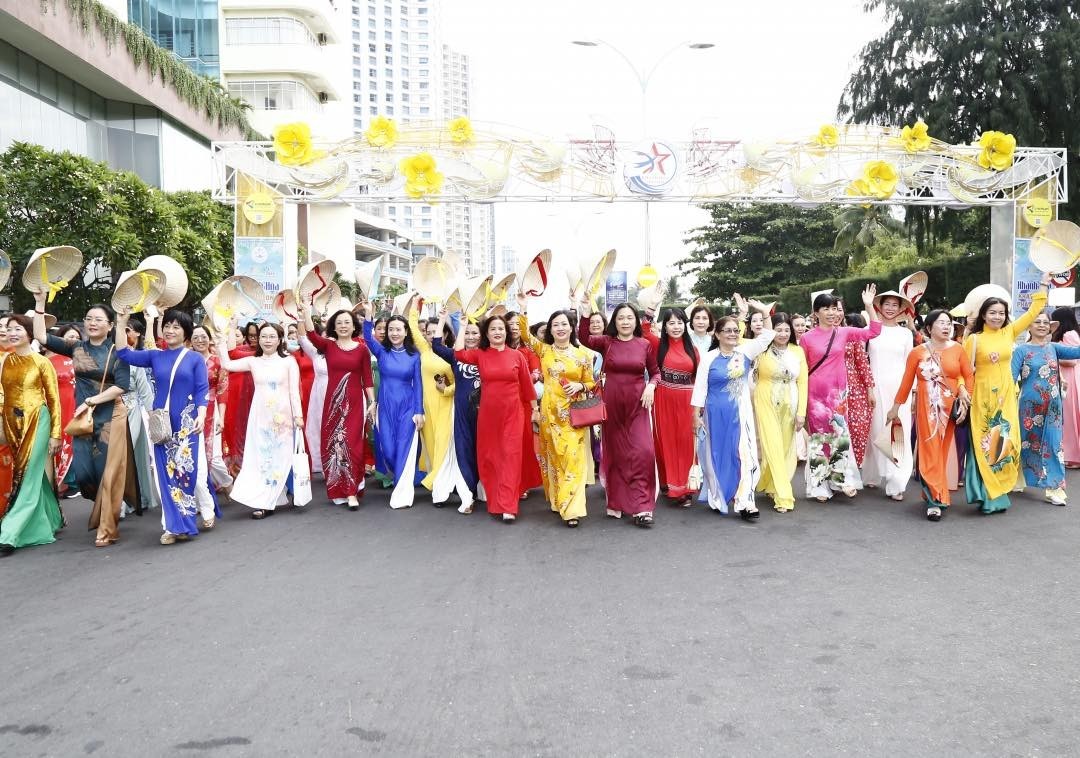 More than 6,000 Women March in Honor of Vietnamese Ao Dai