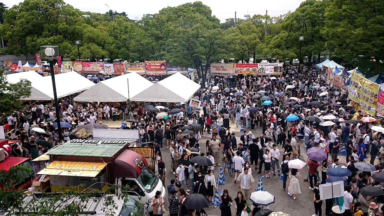 This festival has the largest scale ever with nearly 150 stalls selling Vietnamese goods and cuisine, expected to attract 400,000 visitors.