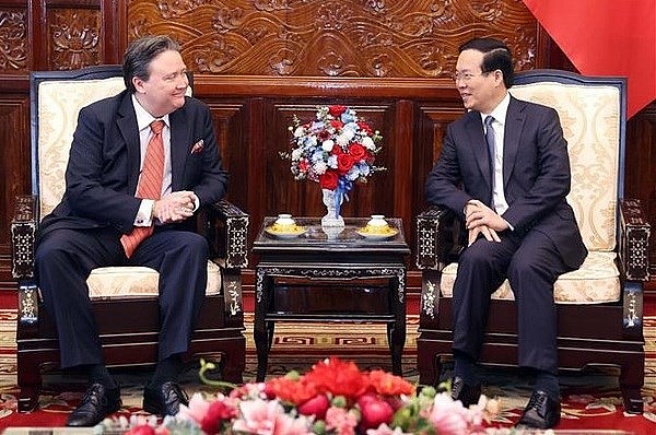 President Vo Van Thuong (R) hosts US Ambassador to Vietnam Marc E. Knapper in Hanoi on June 5 (Photo: VNA)