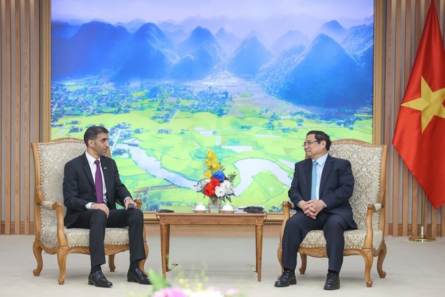 Prime Minister Pham Minh Chinh (R) receives Thani bin Ahmed Al Zeyoudi, UAE Minister of State for Foreign Trade, in Hanoi on June 5. (Photo: VGP)