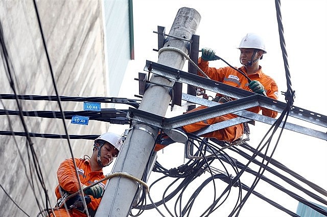 Workers from EVNHANOI check power cables. Photo: Workers from EVNHANOI check power cables. Photo: VNS