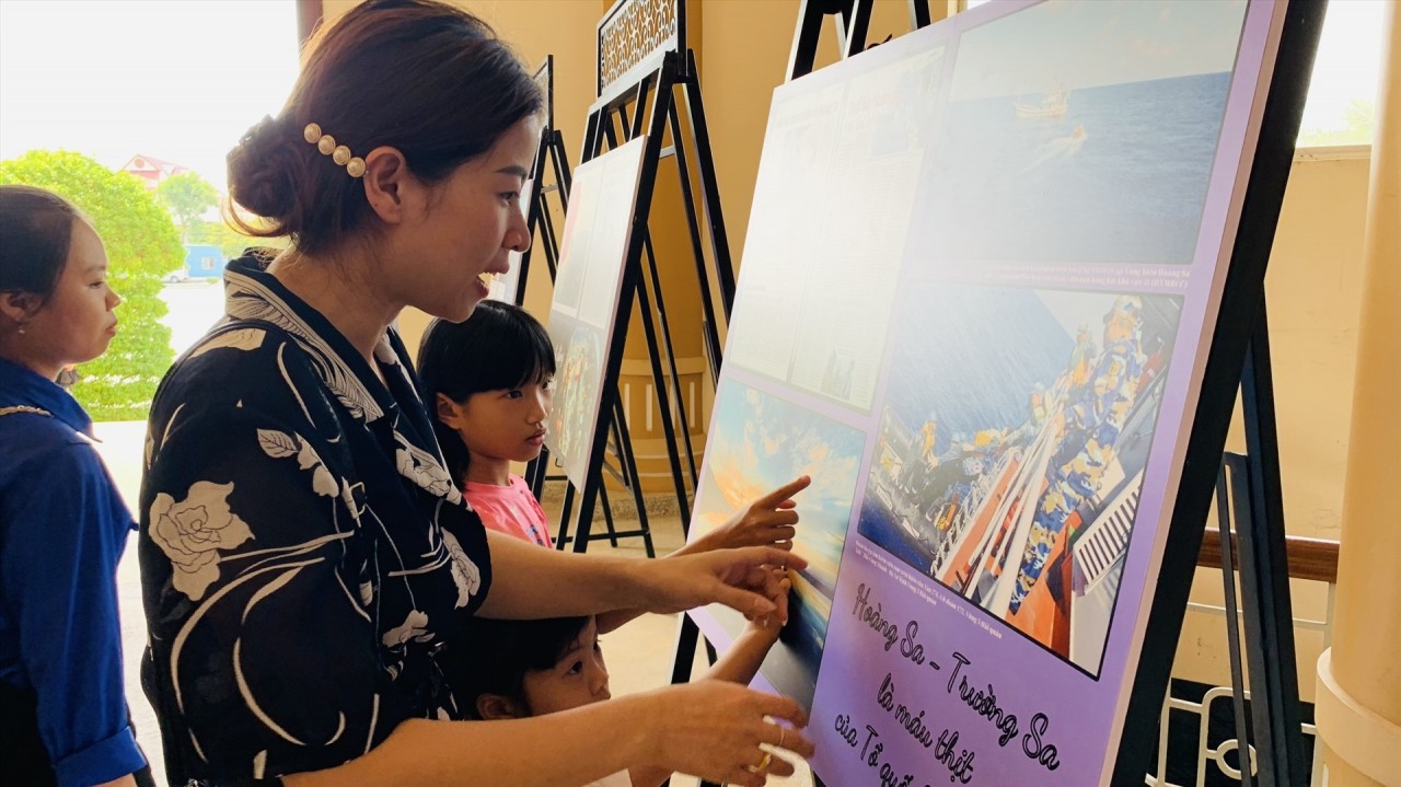 Exhibition About Hoang Sa Inspires Youth in Quang Nam