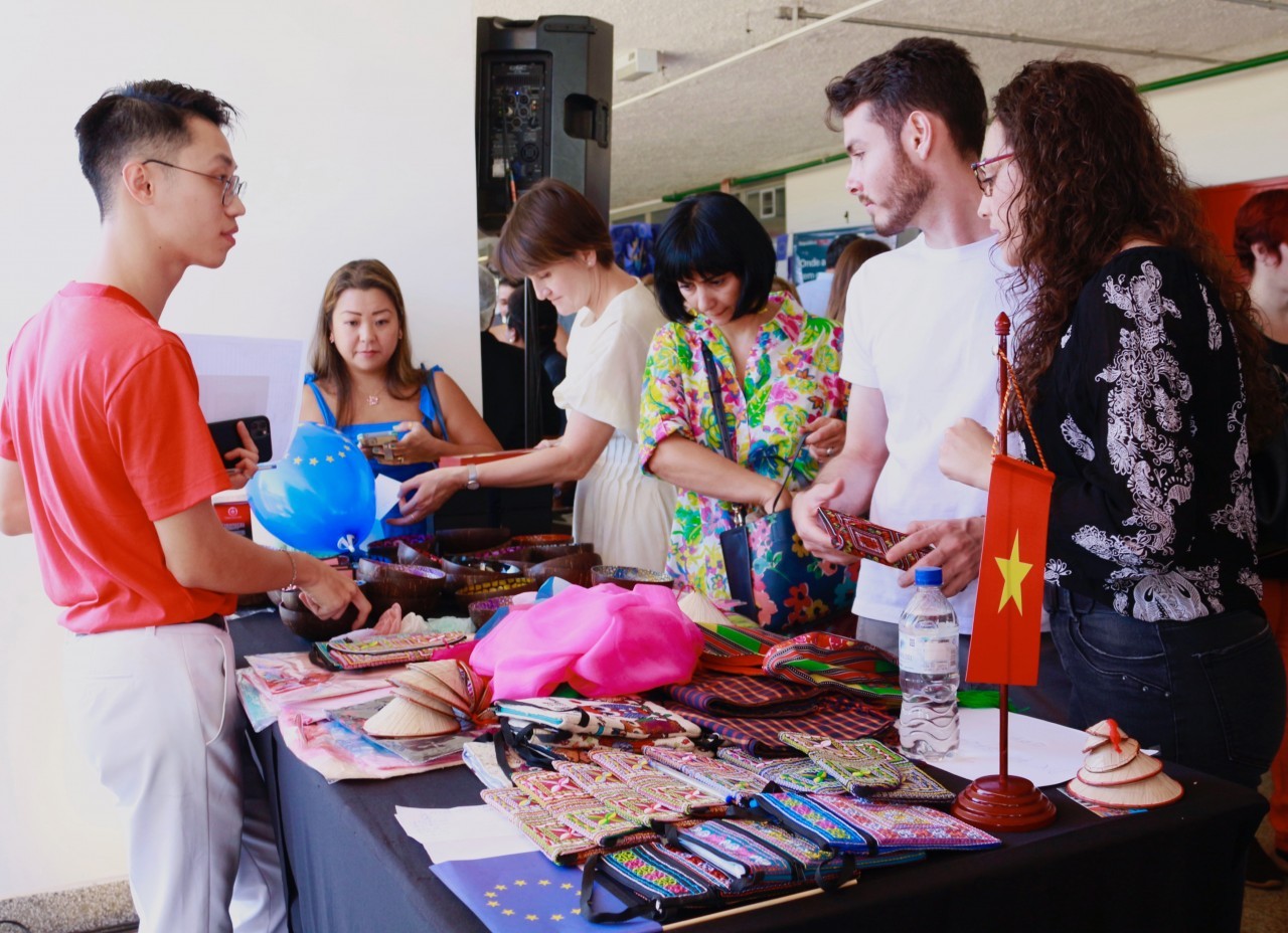 Made-in-Vietnam Handicrafts Become a Hit in Brazil