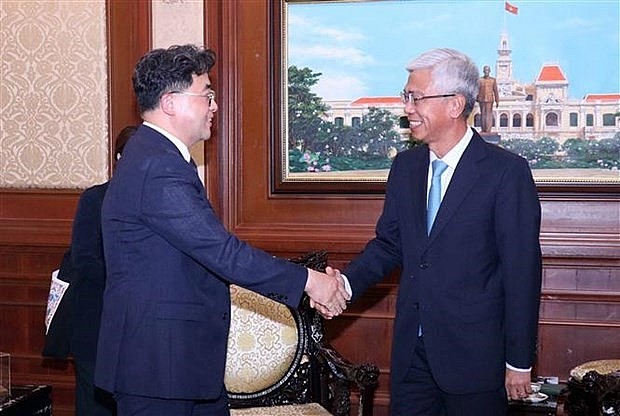 Vice Chairman of the Ho Chi Minh City People’s Committee Vo Van Hoan (R) and Vice Governor of the Republic of Korea (RoK)’s Chungcheongbuk-do province Kim Myung-kyoo at their meeting in the southern city on June 7. (Photo: VNA)