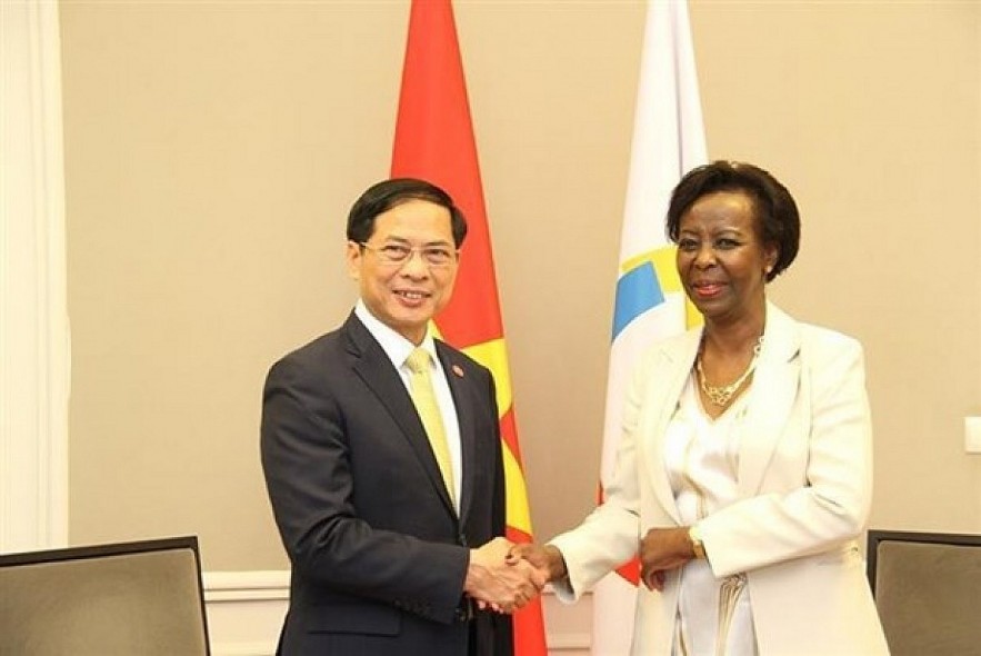 Minister of Foreign Affairs Bui Thanh Son (L) and OIF Secretary General Louise Mushikiwabo (Photo: VNA)