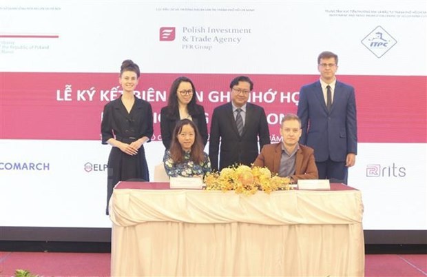 Representatives of the Polish Investment and Trade Agency and the Central and Eastern European Chamber of Commerce in Vietnam (CEEC) sign a cooperation agreement at the event. Photo: VNA