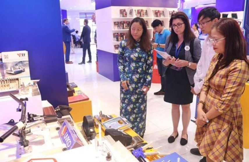 Polish enterprises visit the exhibition area of export products of enterprises in Ho Chi Minh City after the conference. Photo: VNA