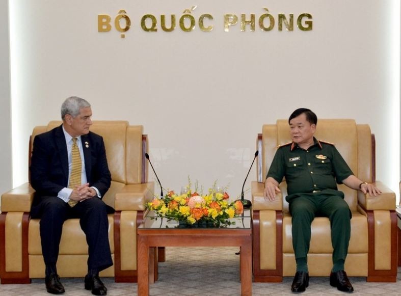 Deputy Minister of National Defence Senior Lieutenant General Hoang Xuan Chien and Director of the US Defence Prisoners of War/Missing In Action ((POW/MIA) Accounting Agency Kelly K. Mc Keague. Photo: qdnd.vn