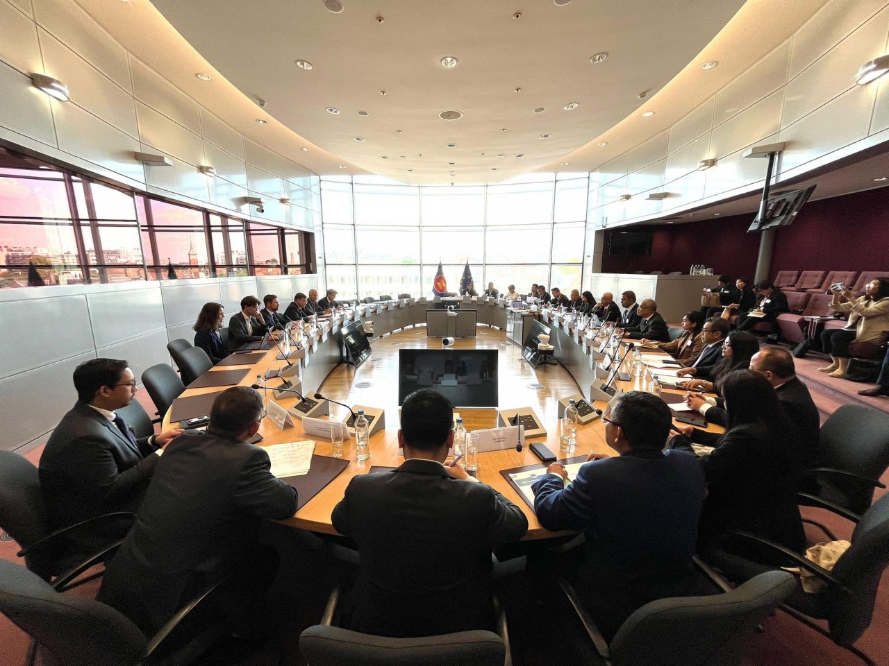 At the meeting between  the ASEAN Brussels Committee (ABC)  and European Commission Executive Vice-President (EVP)/ European Commissioner for Trade Valdis Dombrovskis. Photo:VNA