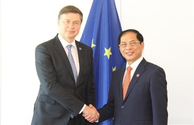 Foreign Minister Bui Thanh Son (R) and EC Executive Vice President Valdis Dombrovskis in Paris on June 8. Photo: VNA