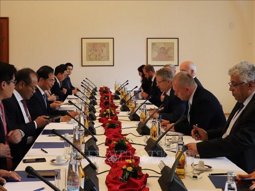 An overview of the working session between Foreign Minister Bui Thanh Son and Czech Senate President Milos Vystricil in Prague on June 9. (Photo: VNA)