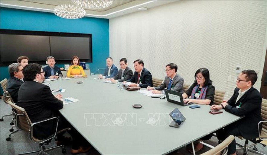 Vietnamese Deputy Minister of Health Do Xuan Tuyen holds a working session with Timothy Hogan, senior vice president and chief compliance officer of Pfizer Inc., during his working trip to the US for the recent BIO International Convention.