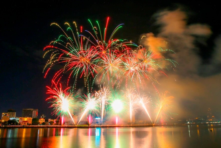 photo fantastic firework shows light up da nang sky
