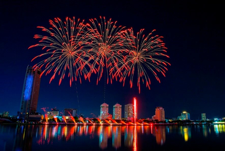 [Photo] Fantastic Firework Shows Light Up Da Nang Sky