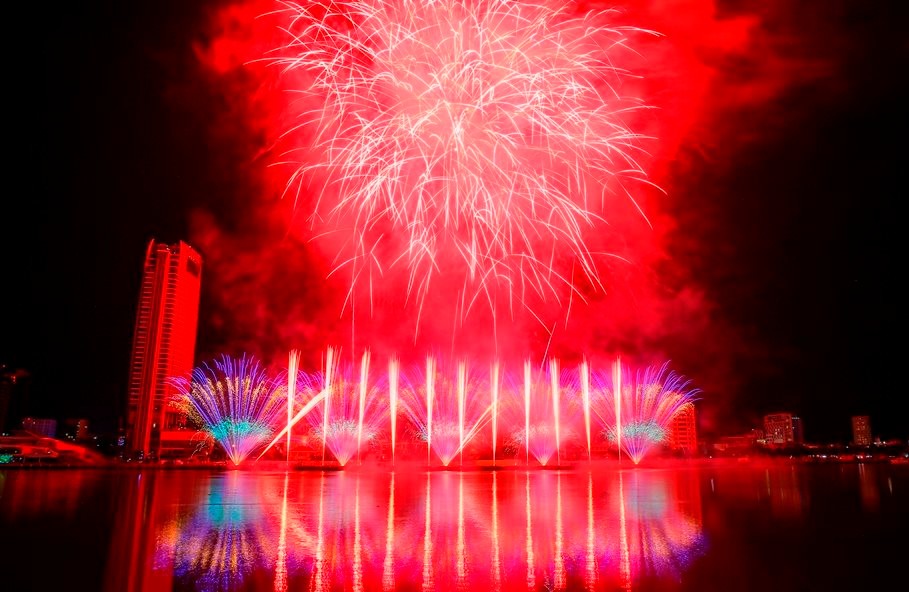 [Photo] Fantastic Firework Shows Light Up Da Nang Sky