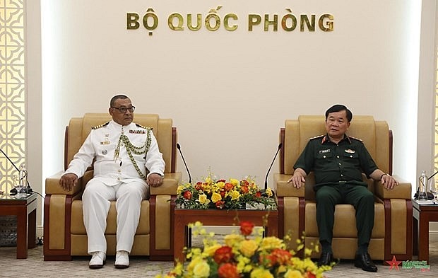 Deputy Minister of National Defence Sen. Lieut. Gen. Hoang Xuan Chien (R) and South African Defence Attaché Colonel Eugene Dudley at their meeting in Hanoi on June 12. (Photo: qdnd.vn)