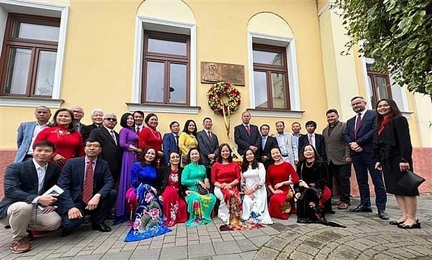 Vietnamese Ambassador to Slovakia Nguyen Tuan and representatives of the Vietnamese community in Slovakia (Photo: VNA)
