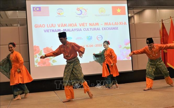 Performances by Malaysian dancers. Photo: VNA