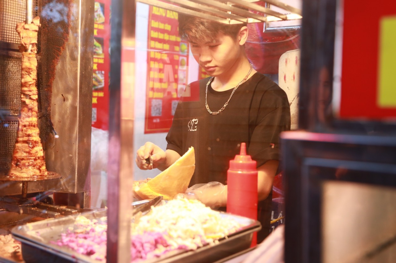 Ngo Gia Phong - the owner of Doner Kebab cart in Hanoi. Photo: Quoc Khanh 