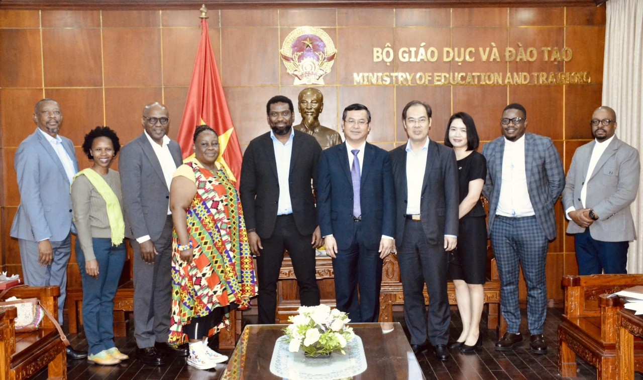 Deputy Minister Nguyen Van Phuc, Deputy Minister Kgwaridi Buti Manamela and members of the two sides. Photo: moet.gov.vn