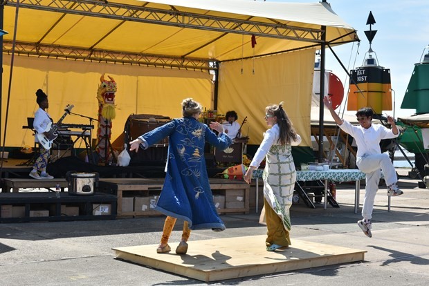 A performance by artists at Veenfabrik Theater. Photo: VNA