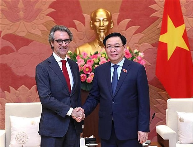 NA Chairman Vuong Dinh Hue (R) and Ambassador Giorgio Aliberti, Head of the European Union (EU) Delegation to Vietnam. (Photo: VNA)