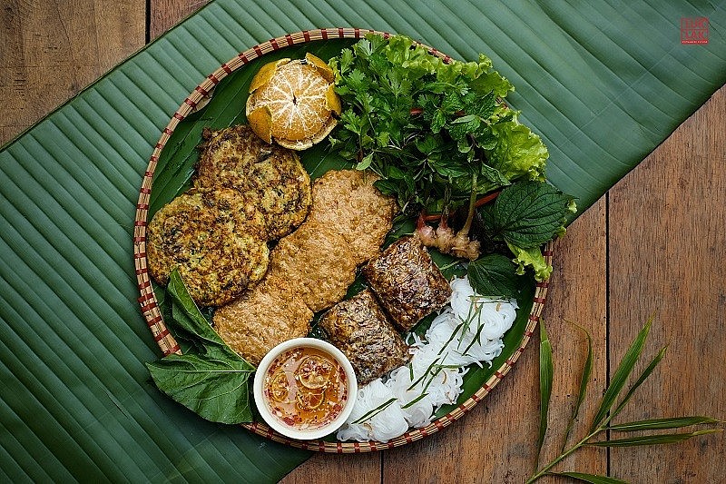 A variety of Hanoi specialties like cha ruoi (sandworm omelet), cha com (young sticky rice sausage) or spring rolls are always available at the restaurant of Luklak Vietnamese Cuisine.