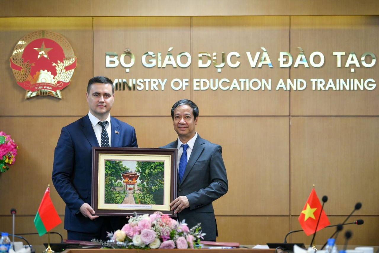 Vietnam, Belarus Sign Cooperation Agreement on Education