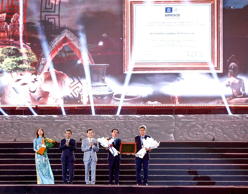 Officials of Ninh Thuan and neighbouring Binh Thuan province (first and second from right) receive the UNESCO certificate for the art of pottery making of Cham people. Source: Department of International Cooperation under Ministry of Culture, Sports and Tourism