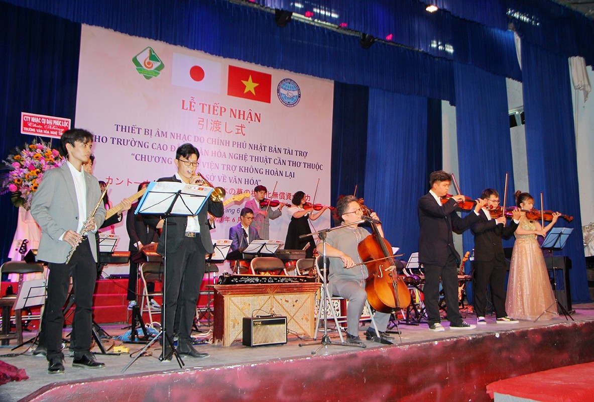 can tho receives musical instruments from japanese government