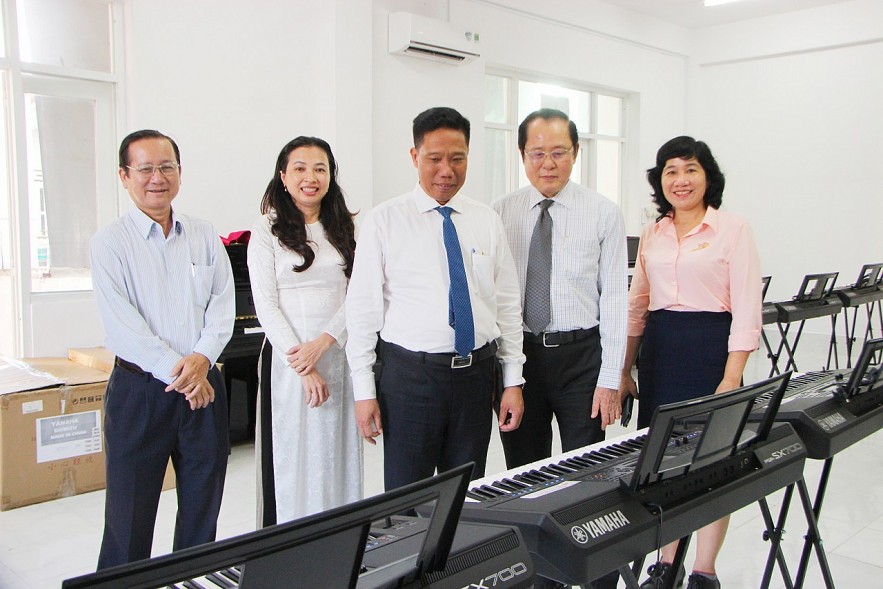 Can Tho Receives Musical Instruments From Japanese Government