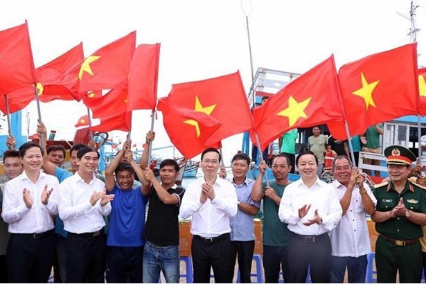 President Võ Văn Thưởng with officials, officers and people of Phú Quý island.