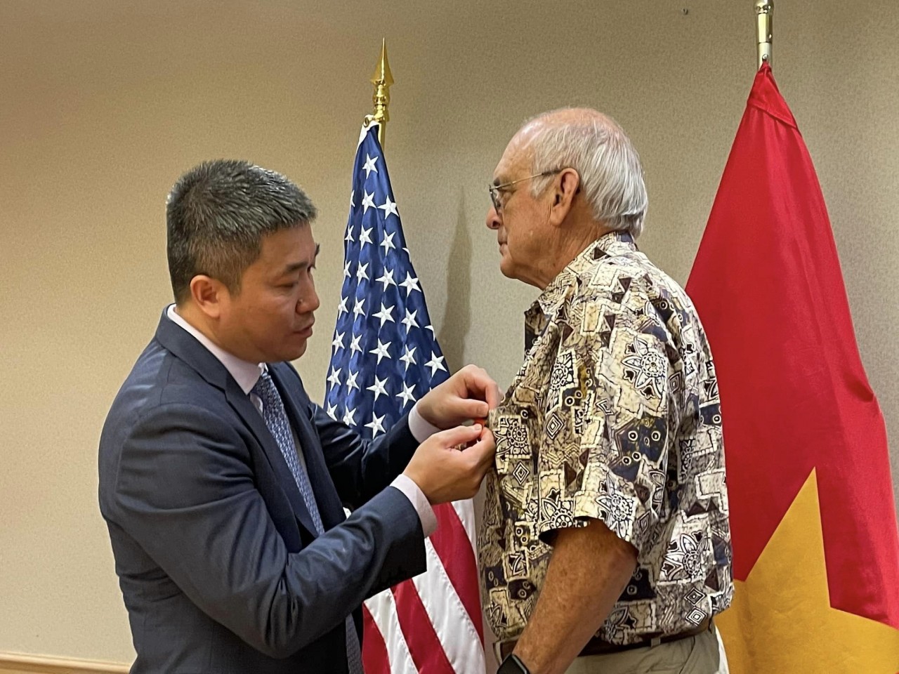 VUFO Vice President and General Secretary Phan Anh Son (L) presents the insignia to Ronald Haeberle, a war correspondent and photographer who took more than 60 photos of the bloody massacre in My Lai on March 16, 1968. 