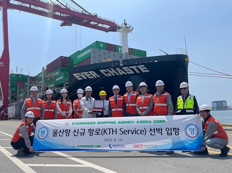 Information from the Ulsan Port Authority said that the first 17 943-ton container ship Ever Chaste, running the Hai Phong -  Ulsan routes, docked at Ulsan port. 