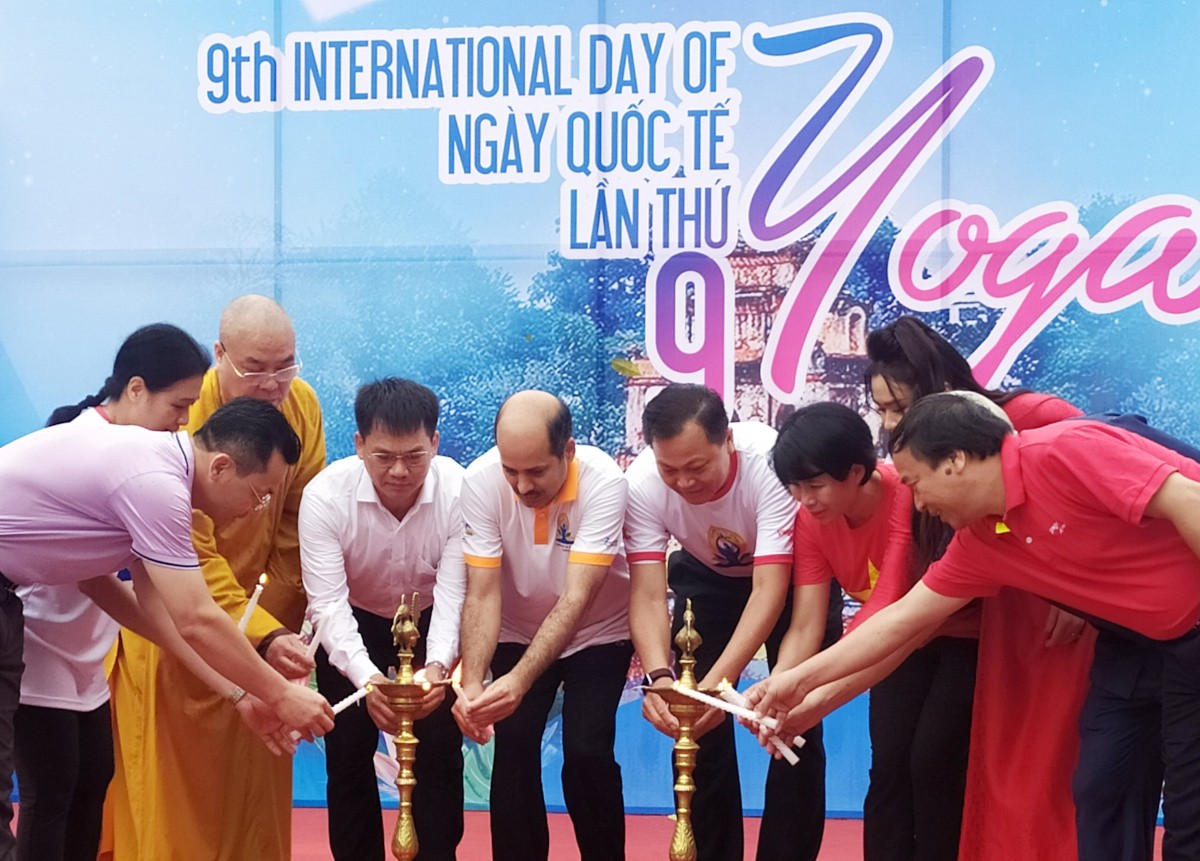 Over 1000 People Celebrate the 9th International Yoga Day in Hanoi