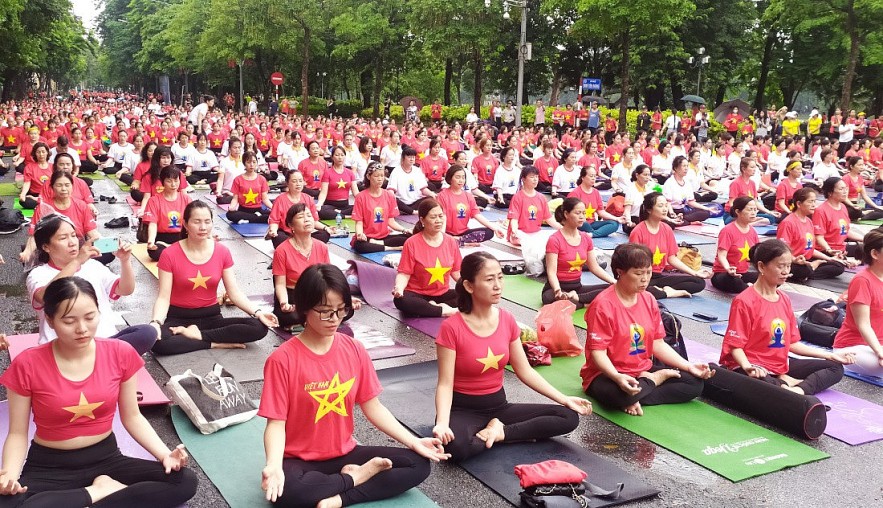 Over 1000 People Celebrate the 9th International Yoga Day in Hanoi