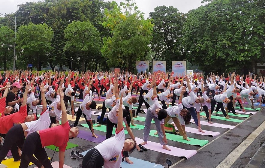 Over 1000 People Celebrate the 9th International Yoga Day in Hanoi