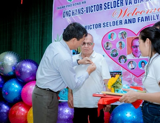 Story of a Dutch man and his love for poor kids in Quang Tri charity center