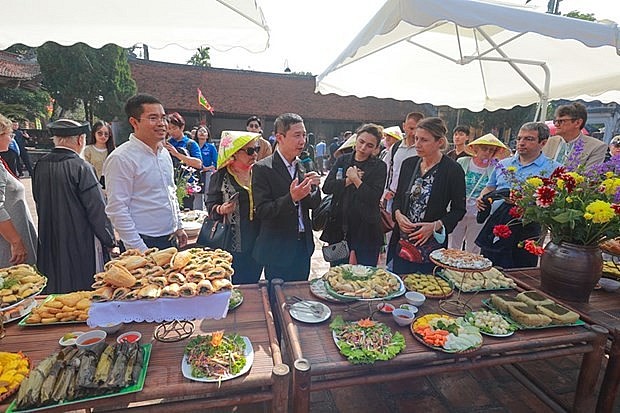 Duong Lam Ancient Village's Cuisine Attracts International Tourists